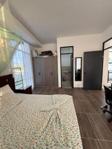 Tres EsquinasCasa Campestre Acogedora的房间里有一张大床的卧室