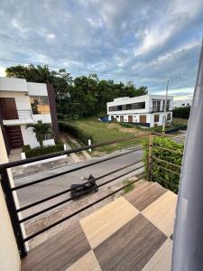 Tres EsquinasCasa Campestre Acogedora的阳台上放着一辆玩具摩托车。