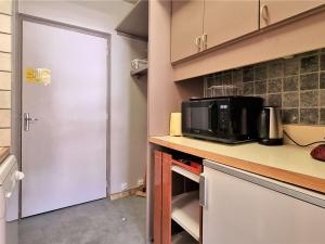 Η κουζίνα ή μικρή κουζίνα στο Studio 4 pers à 50m pistes avec parking et WiFi gratuit - FR-1-525-303
