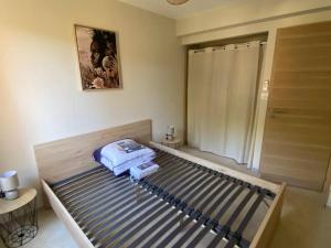 Habitación pequeña con cama en habitación en Magnifique T2 Cabine - Proche Plage & Commerces - FR-1-816-32, en La Favière