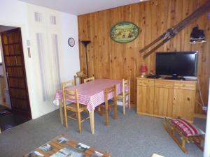 A television and/or entertainment centre at Studio cabine 4 pers. au pied des pistes à Gourette - FR-1-400-137