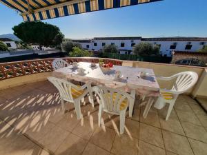 Balkón nebo terasa v ubytování Casa de vacaciones a 700m de la playa con piscina privada - HISP-236-183