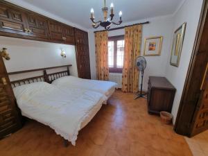 Postel nebo postele na pokoji v ubytování Casa de vacaciones a 700m de la playa con piscina privada - HISP-236-183 + 17 fotografií