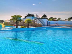 Saint-Martin-de-BremMobil-home 4 pers avec terrasse à Brem - API-1-52-438的一个带水滑梯的大型游泳池