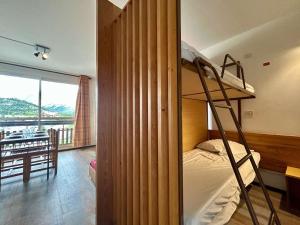 una camera con letto a castello e balcone di Studio 4 pers. proche pistes, commerces, WiFi - FR-1-525-305 a Superdevoluy