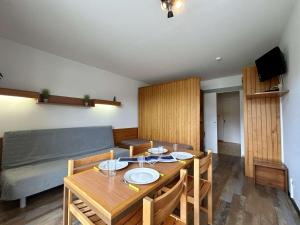 una sala da pranzo con un tavolo e un divano di Studio 4 pers. proche pistes, commerces, WiFi - FR-1-525-305 a Superdevoluy