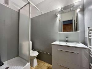 un bagno con wc, lavandino e doccia di Studio 4 pers. proche pistes, commerces, WiFi - FR-1-525-305 a Superdevoluy Altre 8 foto