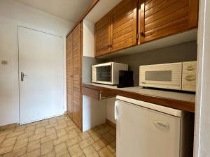 una piccola cucina con forno a microonde e frigorifero di Studio 4 pers. proche pistes, commerces, WiFi - FR-1-525-305 a Superdevoluy