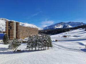 un resort nella neve con alberi e montagne di Studio 4 pers. proche pistes, commerces, WiFi - FR-1-525-305 a Superdevoluy