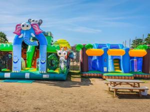 Saint-Martin-de-BremMobil-home confortable avec terrasse à Brem - API-1-52-842的公园里的一组充气游乐设施