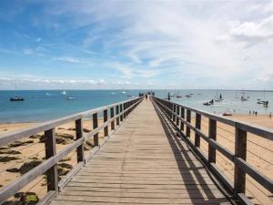 Saint-Martin-de-BremMobil-home confortable avec terrasse à Brem - API-1-52-842的一条木板路,通往海滩,人们在水中 更多13张照片