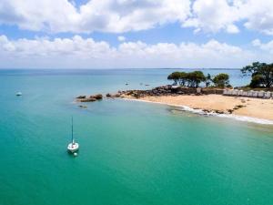 Saint-Martin-de-BremMobil-home confortable avec terrasse à Brem - API-1-52-842的海滩旁的水中小船