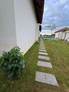 拉米斯瓦拉姆Road House Resort的建筑物旁边的踏脚石路