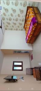 Zimmer mit einem TV und einer Decke in der Unterkunft Hs honey valley resort's in Araku