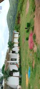 eine Reihe von Gebäuden an einem Hügel in der Unterkunft Hs honey valley resort's in Araku