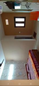 ein leeres Zimmer mit einem Bett und einem Fenster in der Unterkunft Hs honey valley resort's in Araku