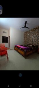 ein Schlafzimmer mit einem Bett und einem Stuhl in einem Zimmer in der Unterkunft Hs honey valley resort's in Araku