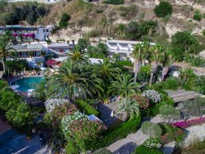 Bazén v ubytování Semiramis Hotel De Charme & Pools nebo v jeho okolí