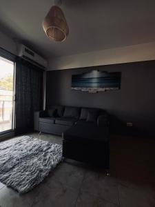 een woonkamer met een bank en een tapijt bij Antherina in San Luis