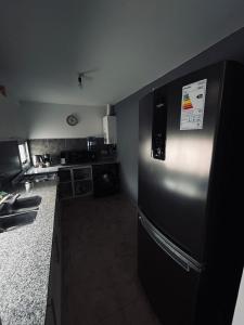 een keuken met een roestvrijstalen koelkast in een kamer bij Antherina in San Luis