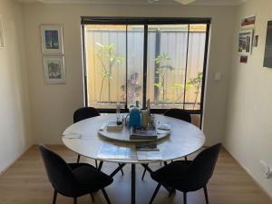 珀斯R and R Red Room的相册照片