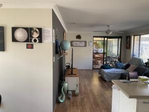 un soggiorno con un divano e un tavolo di R and R Red Room a Perth