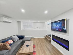 TV/trung tâm giải trí tại Cozy 2 bedrooms Suite in Mahogany SE Sleeps 6