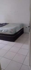 En eller flere senge i et værelse på Hostel Baixada 013