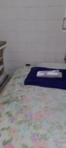 En eller flere senge i et værelse på Hostel Baixada 013