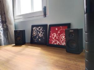 Tres oradores sentados en el suelo junto a una ventana. en 2Bed Room Private Apartment, en Bākhri Kharka