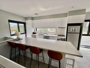 HarmanQuite and large 2 bedroom - Sleeps 6 - 2 bathrooms的中间有一个大岛的厨房