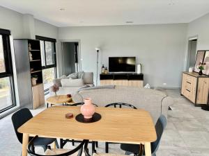 HarmanQuite and large 2 bedroom - Sleeps 6 - 2 bathrooms的客厅里有一张桌子和一张沙发