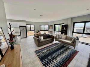 HarmanQuite and large 2 bedroom - Sleeps 6 - 2 bathrooms的有两张沙发和一张地毯的客厅