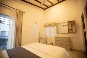 Un pat sau paturi într-o cameră la Santorini Resorts