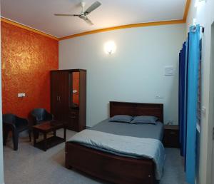 een slaapkamer met een bed en een plafondventilator bij The Town Cascade in Madikeri