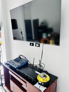 Μια τηλεόραση ή/και κέντρο ψυχαγωγίας στο TwoEightsix 286 Poolvilla +3 φωτογραφίες