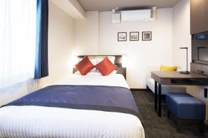 Pokój hotelowy z łóżkiem i biurkiem w obiekcie HOTEL MYSTAYS Kanda w Tokio