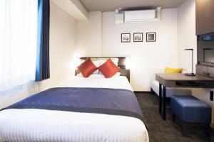 Postel nebo postele na pokoji v ubytování HOTEL MYSTAYS Kanda