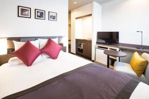 pokój hotelowy z łóżkiem i kuchnią w obiekcie HOTEL MYSTAYS Kanda w Tokio