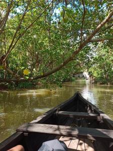 eine Person, die in einem Kanu auf einem Fluss fährt in der Unterkunft Oyster Homes in Munroe Island
