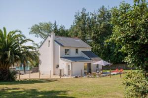 a house with solar panels on the side of it at St christophe in Lézardrieux