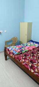 Giường trong phòng chung tại Hridayam Stays