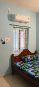 Giường trong phòng chung tại Hridayam Stays