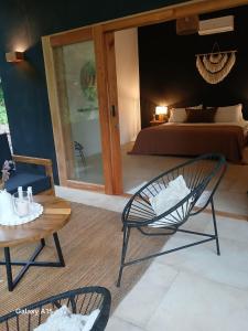 Postel nebo postele na pokoji v ubytování Casa Zenaida, elegant refuge between sea and jungle