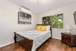 a bedroom with a bed and a window at Luxury Villa Paradise Home in Honokai Hale