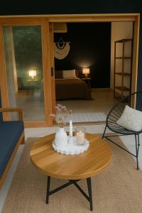 Postel nebo postele na pokoji v ubytování Casa Zenaida, elegant refuge between sea and jungle