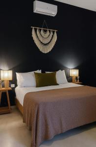 Postel nebo postele na pokoji v ubytování Casa Zenaida, elegant refuge between sea and jungle