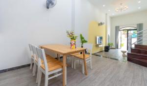 Villas VÕ THỊ SÁU Bãi Sau Xinh في فنغ تاو: غرفة طعام مع طاولة وكراسي خشبية