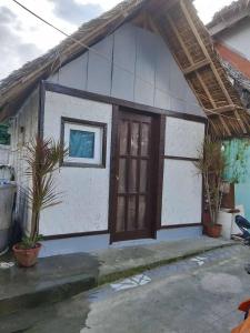 una casa con una ventana en el costado en CJ Hideaway, en Moalboal