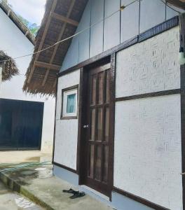 una puerta en el lateral de un edificio en CJ Hideaway, en Moalboal